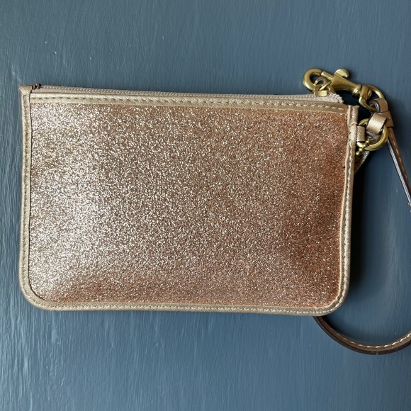 👑✨🎀Coach gold metallic zip wristlet wallet - Picture 4 of 5